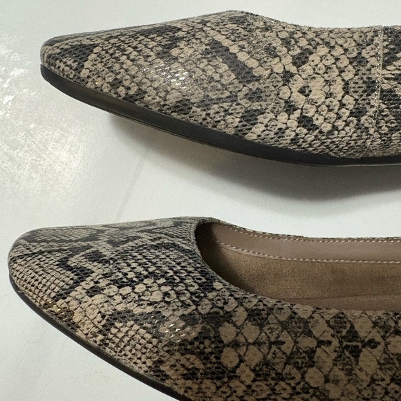 Aerosoles Sophisticated Black and Tan Leather Flats with Snakeskin Texture - Picture 7 of 14